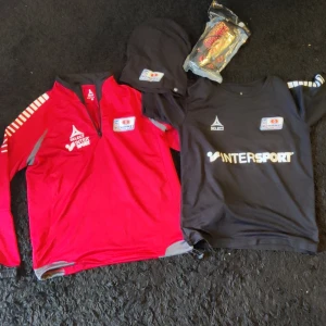 Fotbollskläder  - Jag säljer ett par knä skydd, en mössa,en t shirt och en långärmad tränings tröja alla från focfarsta. Allt är i bra skick. Allt är använd dock.  Mössa- 20kr  Knäskydd- 40 kr  T-shirt- 40 Långärmad tränings tröja- 60 kr  Allt tillsammans blir 160 kr.