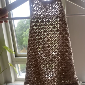 Stickad topp - Säljer min topp från zara i storlek xs. Endast använd någon gång så den är i nyskick. Säljer då den inte kommer till användning. Köparen står för frakten❤️