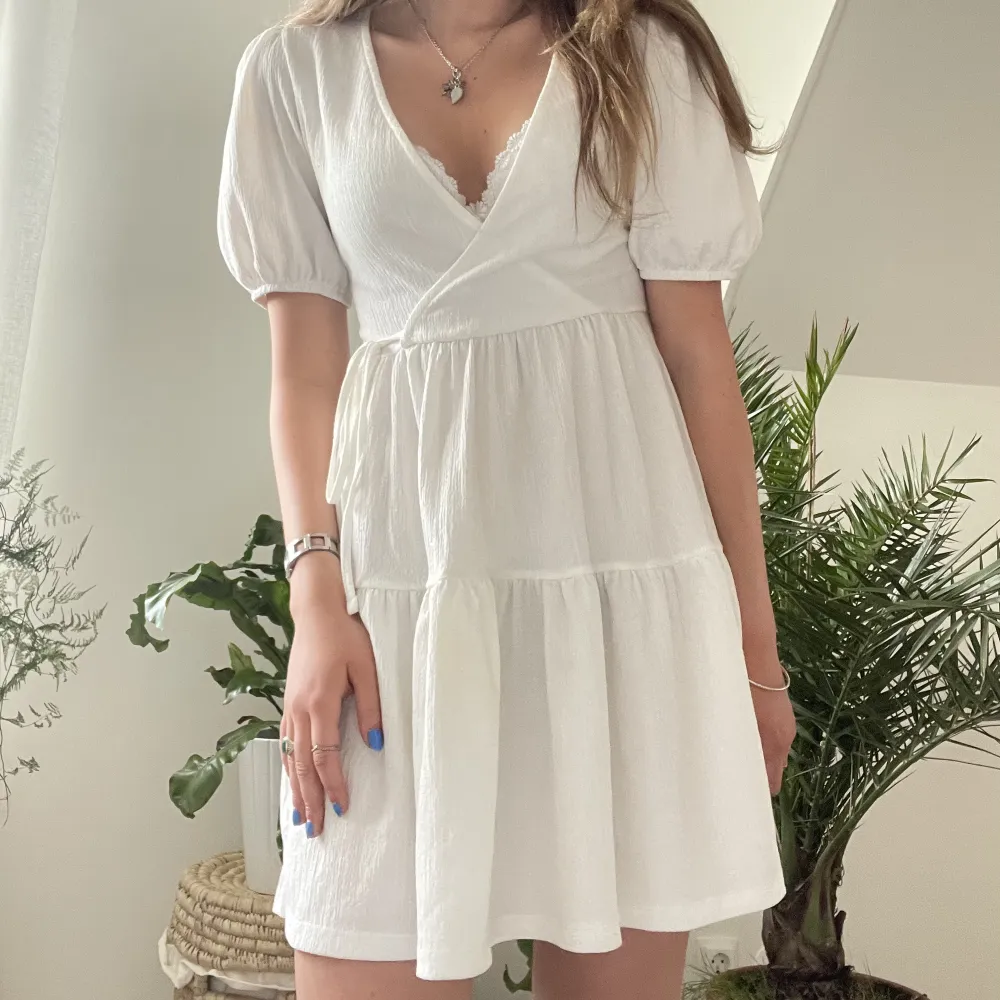 En vit omlottklänning från Gina Tricot i storlek S. Endast använd enstaka tillfällen. Perfekt till sommaren, skolavslutning eller student. Fler bilder och info vid intresse🤍🤍. Klänningar.