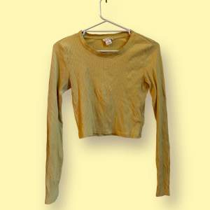 Basic gul tröja från Monki i storlek M! Bara använt 1 gång. Sätter lägre pris på denna då den behöver strykas och kan ej göra detta. 