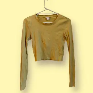 Basic gul tröja från Monki i storlek M! Bara använt 1 gång. Sätter lägre pris på denna då den behöver strykas och kan ej göra detta. 