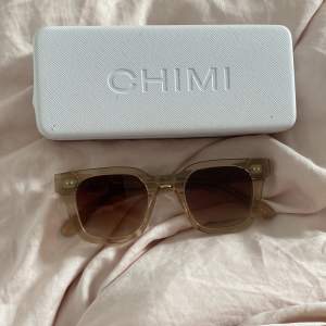 Chimi solglasögon  04 Ecru Köpa för 1250kr  Säljer pga vill köpa ett par andra  Bra skick  Man får med boxen en till box och en glasögon påse  