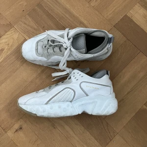 Acne Manhattan - Riktigt snygga Acne Manhattans! Använda men fortfarande mycket kvar att ge. Se bild för skick! Kan skicka fler vid behov :)