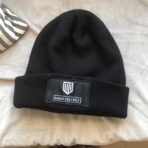 Fin maya delorez mössa - Säljer denna maya delorez mössa för att jag har en annan mössa som jag använder mer👌Den är använd typ 4 ggr men är i nyskick! såklart nytvättad! Nypris 299kr och sista bilden är lånad