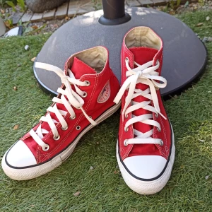 Intressekoll  - Intressekoll på mina röda converse. De är använt men men ändå mycket bra skick. Små defekter som de du ser på bild 3. Storlek 37,5 eller 5. Passar bra på mig med storlek 37. Helt nytvättade. 