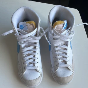Nike blazer  - Säljer mina Nike blazer i storlek 37,5-38 då dom var för små för mig. Ändvänt dom 3 gånger så dom är i nyskick. Köparen står för frakten. Köpte dom för 800 men säljer för 500.