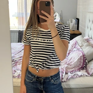 Randig topp - Kort randig topp med knut framtill