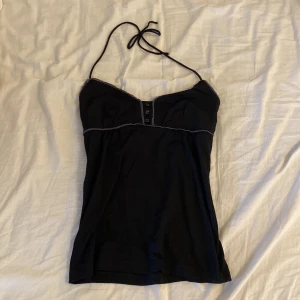 Svart topp - Super söt, gammal topp från mango. Bra skick. 💕💕 skriv för frågor/ prisförslag 