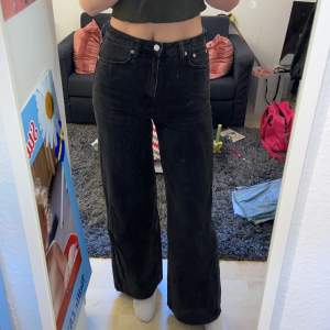 Svarta jeans från Weekday i modellen Ace. ”Urtvättad” svart färg. W26 L34. Inte använda mycket, fint skick.