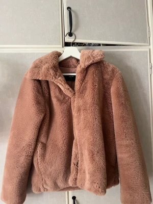 Fale päls jacka - Snygg fake-päls jacka från Bilbok, sparsamt använd💞