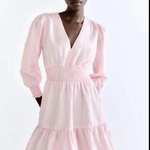 Säljer denna fina rosa klänning från zara, köpt förra året använd några fåtal gånger. Klänningen är i bra skick och i st S💓 köparen står för frakten!