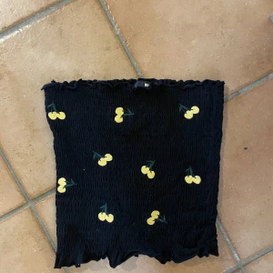 Tubetop  - Tubetop med gula körsbär. Tror den är från H&M eller bikbok 