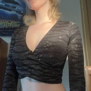 Glittrig festtopp  - Söt zebraglittrig topp perfekt till festen❣️i en omlottstil som är tight med dubbla tyg vid bysten, skriv vid övriga frågor 🥰