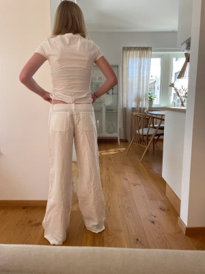 Linne byxor  - Vintage linnebyxor i storlek S. Är 170 lång och dom är lite för korta för mig (min syster på bilden). Annars i perfekt skick! 