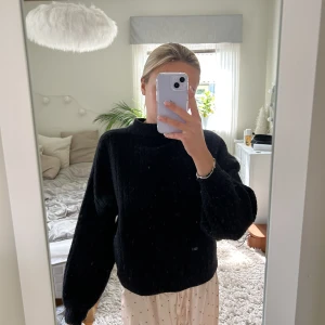 Svart stickad tröja - Svart stickad tröja från edikten, storlek S. Super fin passform med vida armar. Tröjan är i använt skick. Köpt för 800kr