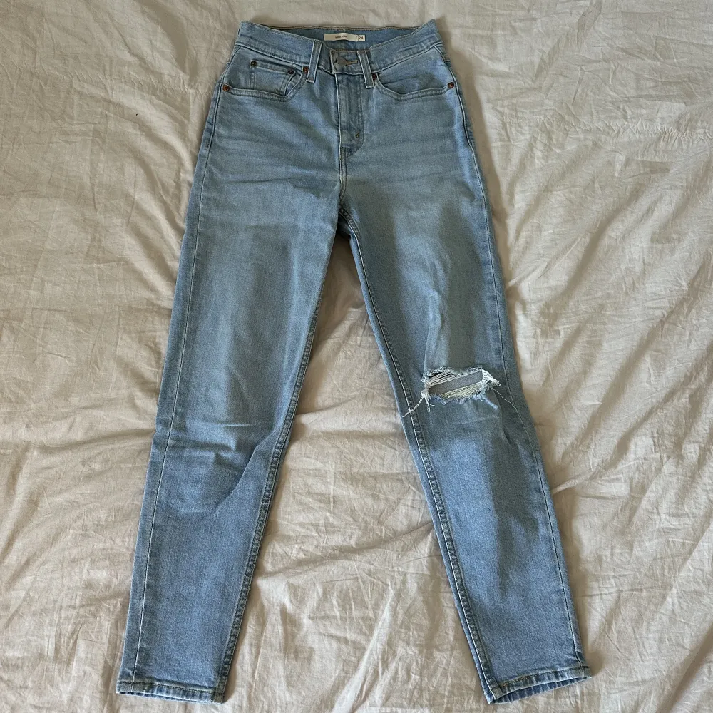 Blåa Levis jeans i mom jean modell, i jätte fint skick! . Jeans & Byxor.