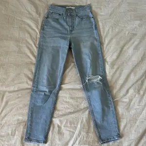 Blåa Levis jeans i mom jean modell, i jätte fint skick! 