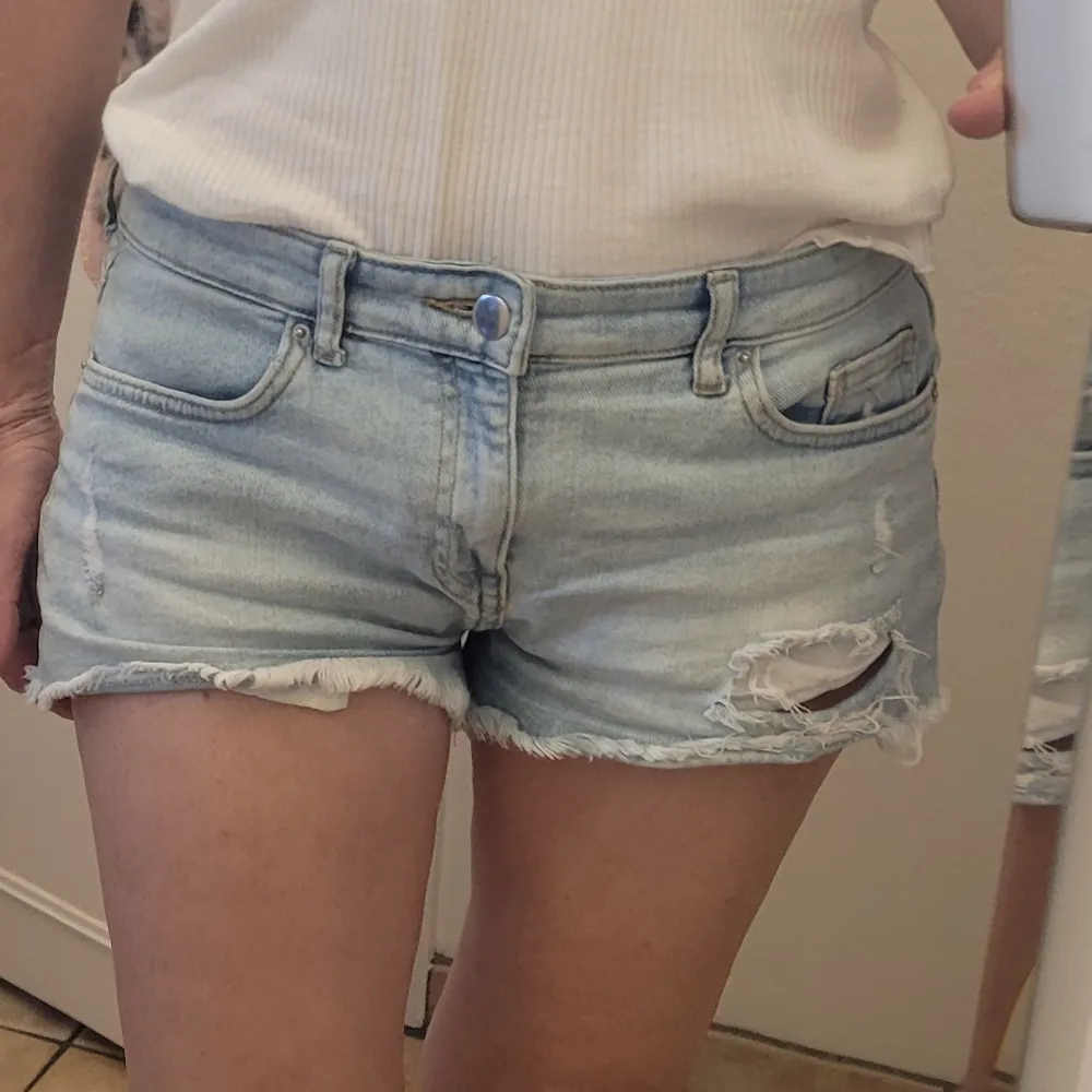 Jättesnygga, lågmidjade trendiga korta jeansshorts, fransiga nertill och med slitningar/hål. Ljus fin färg! H&M stl.38. . Shorts.