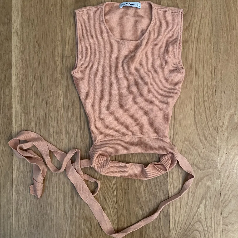 very comfy pink top from zara 💖 it has a small opening in the lower part of the back and strings to tie around the waist! super cute 🤩 size S 💓 baby pink. Toppar.