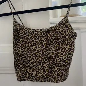 Super cute and flattering cheetah print crop top, size XS good condition 🤎