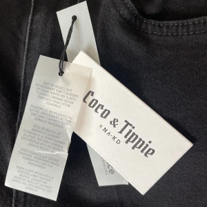 Jeans från NAKD  - Jättesnygga jeans från NAKD! 🖤jeansen är köpta nyligen och har fortfarande prislapp på! 🖤Storlek S 🖤OBS för mer bilder på byxorna, längd osv skriv ett privat meddelande 🖤