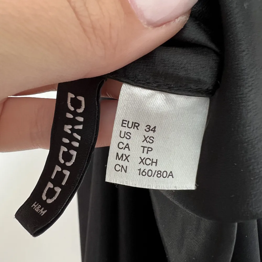 Fin svart klänning från H&M i storlek 34. Den är öppen och korsas i ryggen. Säljer då den inte används. . Klänningar.