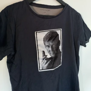 Limitato T-shirt James Bond - Riktigt snygg James Bond T-shirt. Tyvärr lite liten för mig, storlek small men passar nog xs också. Ett väldigt litet hål finns på framsidan
