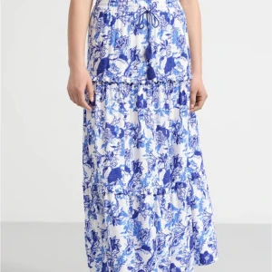 Kjol - Säljer denna fina slutsålda långkjol från Lindex. Helt ny, prislappen kvar💗