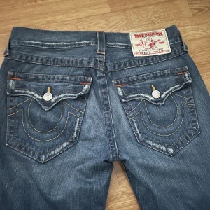 True Religion  - Flyttrensar i garderoben, därav priset. Säljer mina jeans från true religion. Passar S och mindre M.  