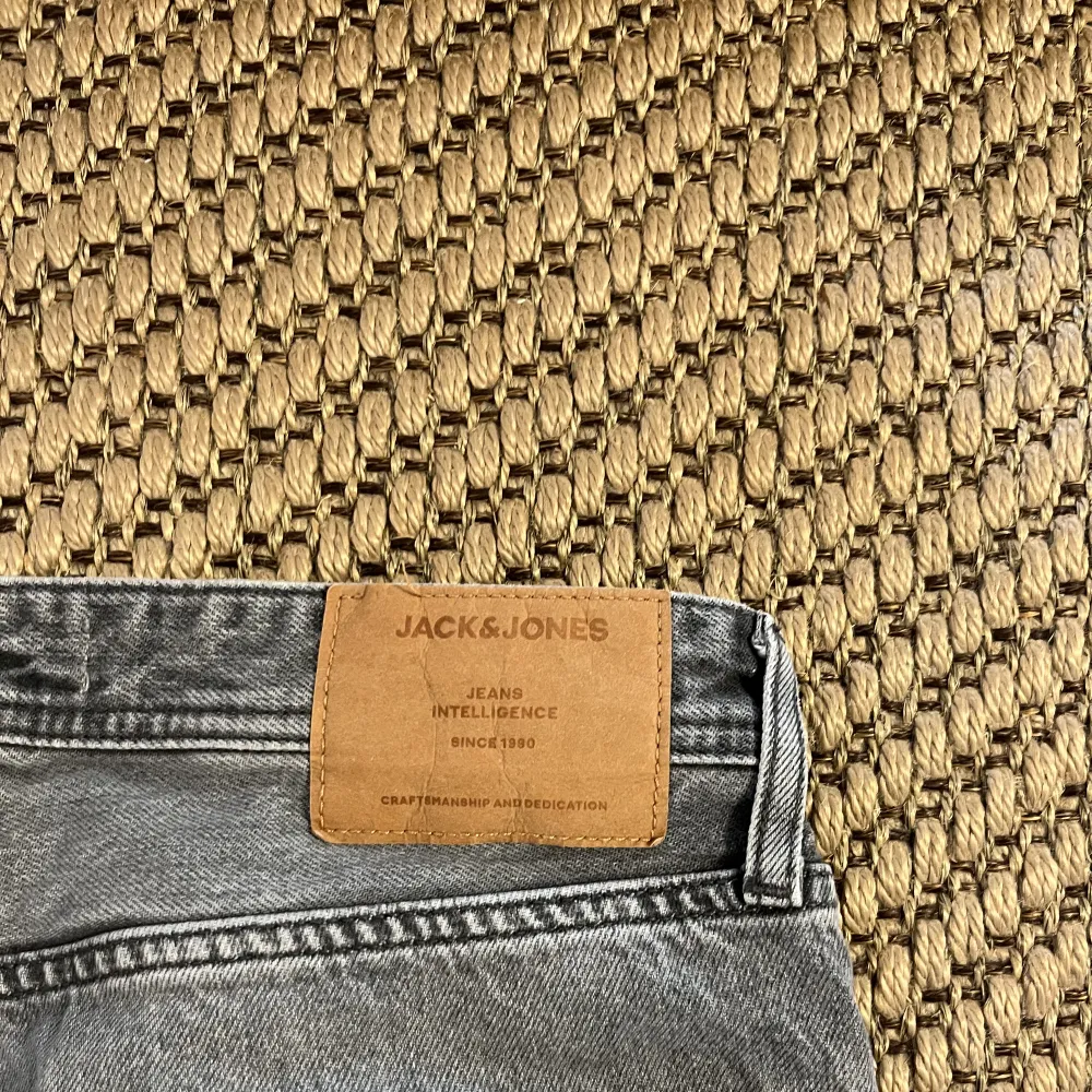 Nice Jeans med en straight passform. Sitter lite tajt på mig som är 190, därav säljer jag dem. Knappt använda och inga tecken på användning. (lite kort och smal i storleken). Jeans & Byxor.