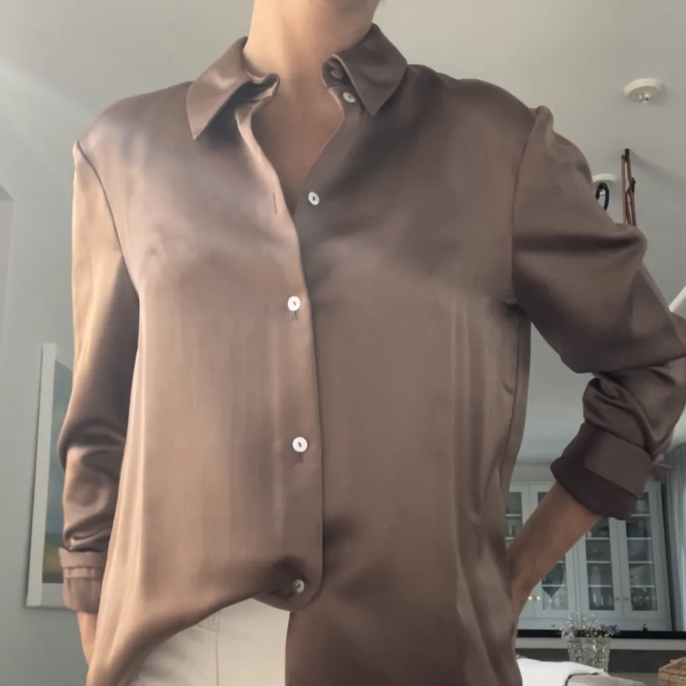 Superfin satin skjorta i brun färg. Bra skick, använd fåtal gånger. ❤️. Blusar.