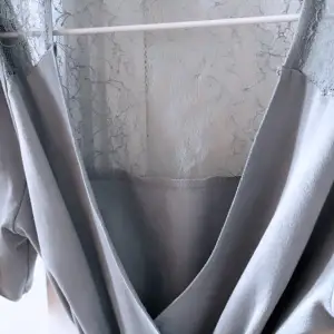 Fin grå mocca blus med spets från sandro Paris grå blå nypris 1700 släpper för 780