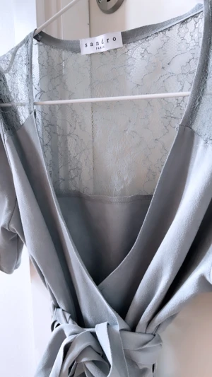 Mocca blus sandro  - Fin grå mocca blus med spets från sandro Paris grå blå nypris 1700 släpper för 780