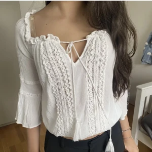 vit blus - Jätte fin blus köpt utomlands som tyvärr inte kommer till användning längre💕