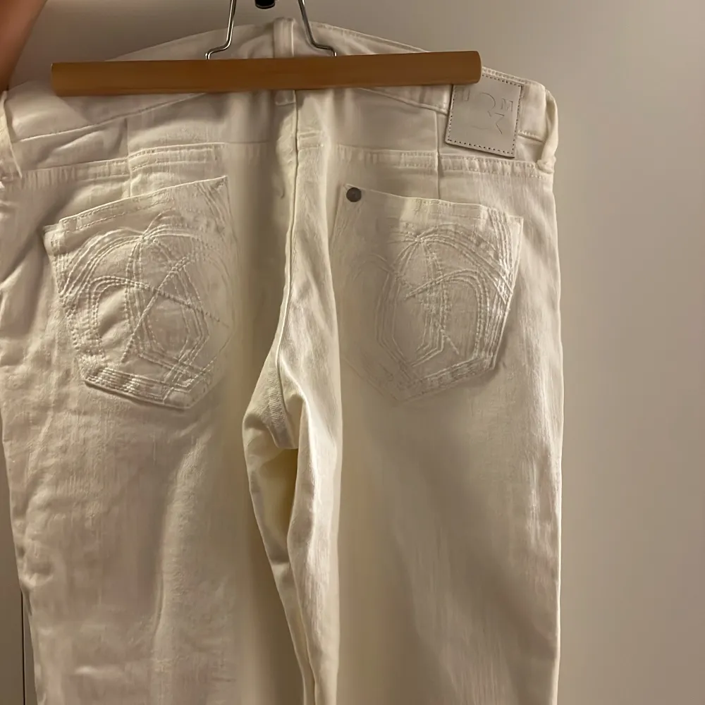 vita lågmidjade jeans som är lite stretchiga. jätte bra skick använd ett par fåtal gånger men passar tyvärr inte längre. men de är jätte fina 🫶🫶. Jeans & Byxor.