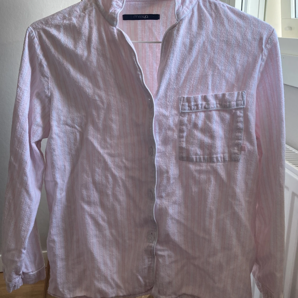 Rosa och vit randig pyjamas tröja