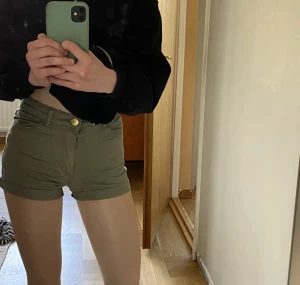 Shorts  - Ett par shorts från H&M 💗 skulle säga att de även passar folk med storlek 152 och kanske 158…köparen står för frakt, bara att ställa frågor!
