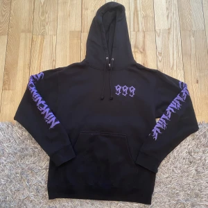Juice wrld hoodie Already Dead - Juice wrld hoodie Already Dead merch.  Köpt på 999club (Hans Merch sida), säljes då den inte passade. Som ny, storlek S