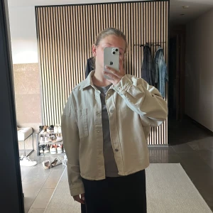 Beige jeansjacka  - Beige jeansjacka från Gina. Nästan aldrig använd men svin cool. 