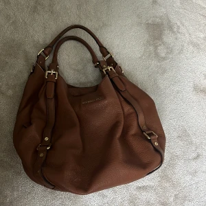 Michael Kors väska - Bredd: 30 cm  Längd: 27 cm
