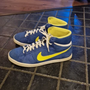 Nike SB Classic High varsity royal voltage yellow - Skor i nästan nyskick, i princip akdrig använda. Saknas kartong.  