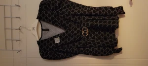 Finare tröjor - Se givet pris på diverse klädesplagg och storlek. Pris kan diskuteras vid snabb och bra affär.