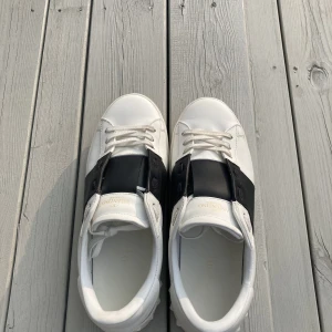 Valentino Garavani open - Säljer mina valentinos då de inte kommer till användning. Använt dem 3 gånger och sista användningen råkade jag trampa till hälen när jag tog av mig skon. Men de är i princip helt nya bortsett från det. Fler bilder kan ordnas! ☺️