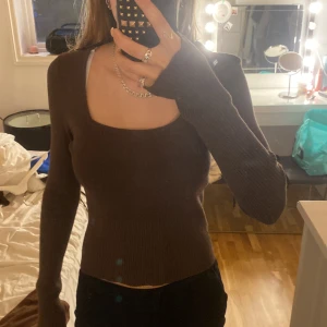 Tröja  - Säljer min sjukt snygga bruna stickade tröja från bikbok då den inte kommer till någon användning längre. Skriv för fler frågor osv💕💕