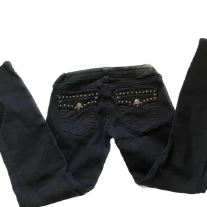 Jeans - Assnygga true religion jeans med rhinestones på fickorna som jag älskar men som tyvärr inte kommer till användning💞 Midjemått 77cm Innerbenslängd: 81cm  Jeanse är lite insydda i midjan (se bild 3) men det går enkelt att sprätta upp för att göra de större!
