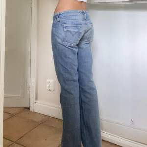 Säljer dessa lågmidjade jeans i storlek 27! Köpte dessa för 95 euro och säljer för 500kr, pris kan diskuteras. Dem är knappt använda, lappen sitter kvar! Kan skicka mer bilder och mått om det efterfrågas!💕💕