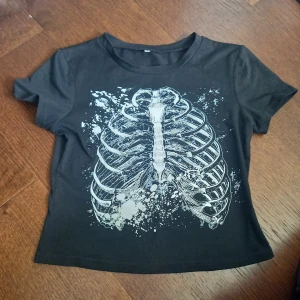 rib cage baby tee - från yesstyle, är över 1 år gammal fast har inte använts så mycket 