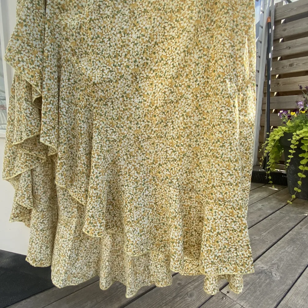 Jättefin somrig kjol från Shein i storlek M som tyvärr inte kommer till användning längre. Jätteskönt material att ha på sig 💛☀️. Kjolar.