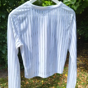 Tröja från Monki - Det är bara att skicka iväg ett meddelande om du har några frågor. :-)