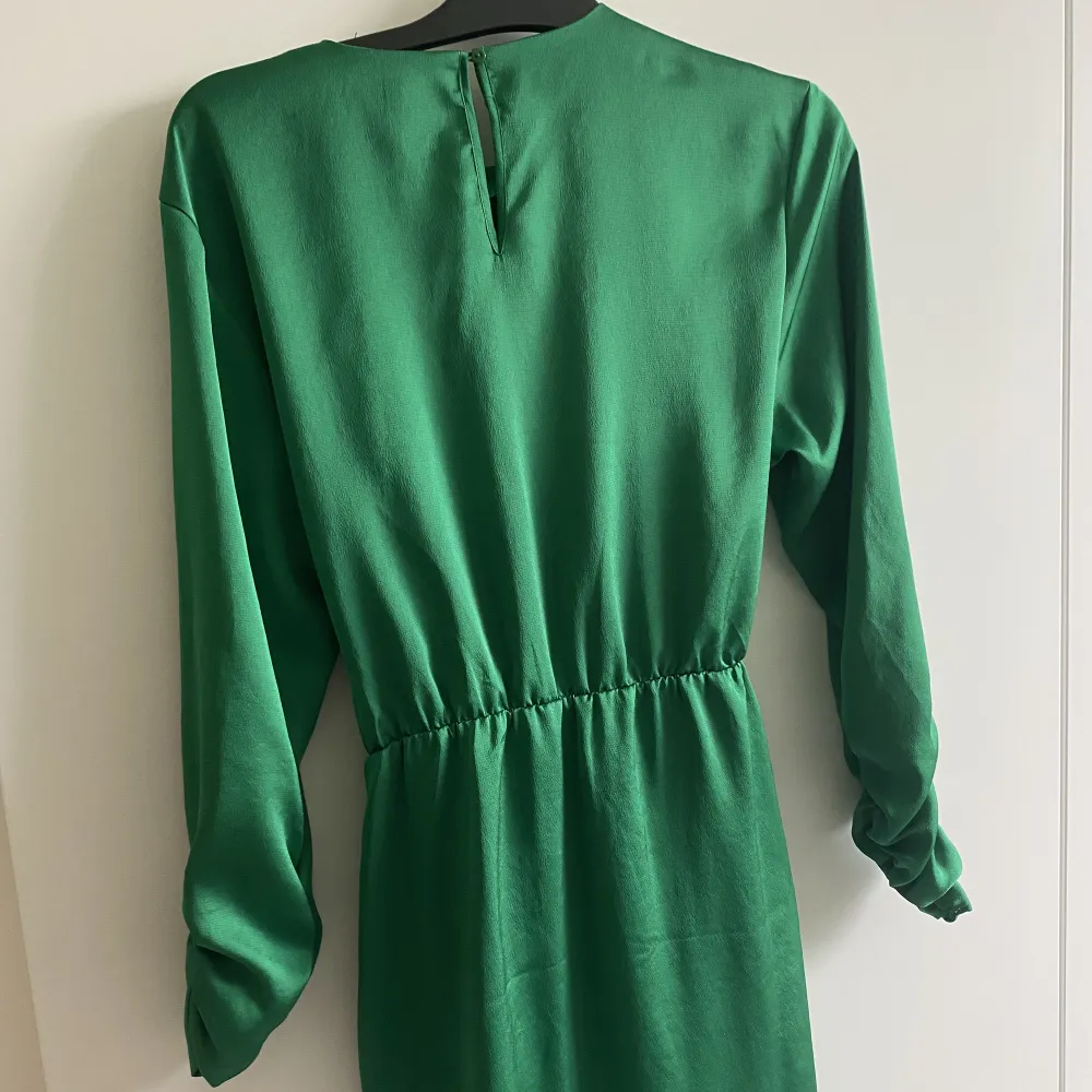 Mörkgrön klänning från Gina! Använd 2 gånger, mycket bra skick!💚🤍🌾Funkar lika bra som 36! . Klänningar.